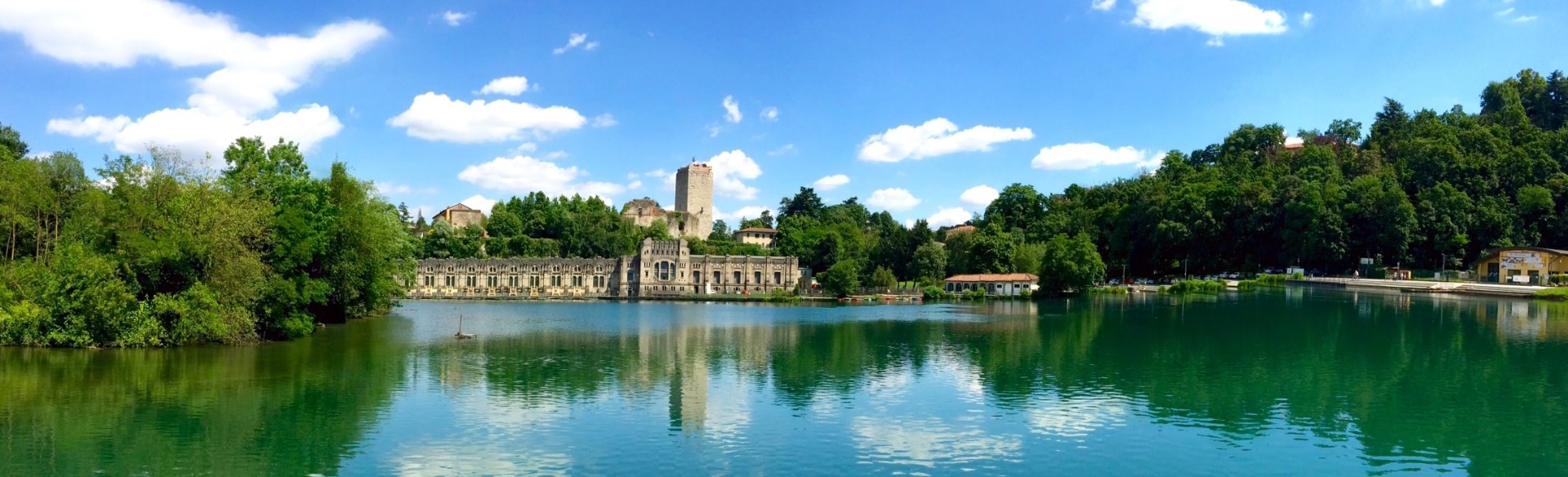 Navigazione sul fiume Adda con vista sulla Centrale Taccani