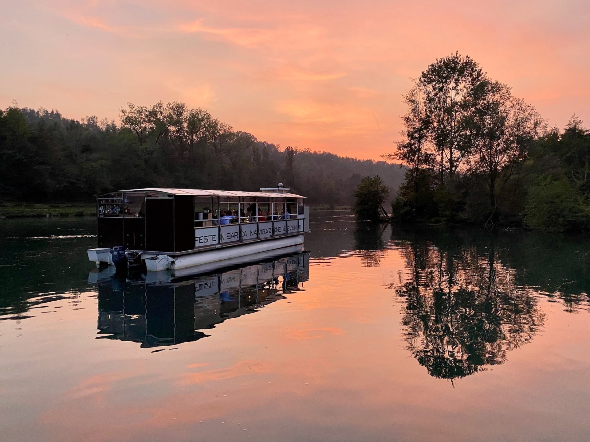 Aperitivo servito a bordo dell'imbarcazione al tramonto